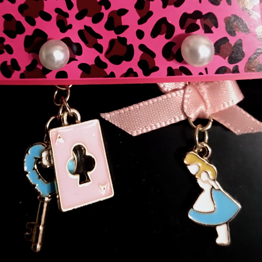 Charming Alice in Wonderland mismatched earrings